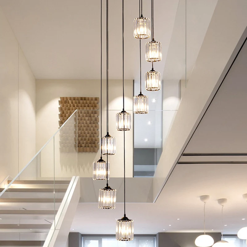 Éclairage suspendu multi-lumière en spirale de style récent pour escalier en cristal noir