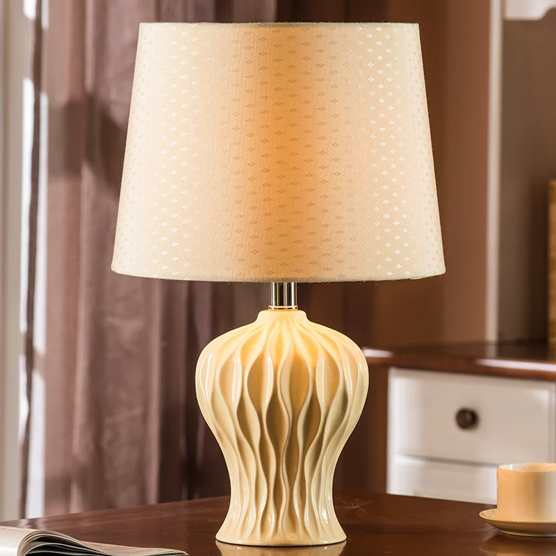 Lampe de travail en forme de tonneau en tissu, lampe de table moderne à 1 ampoule en blanc avec base en céramique d'urne C...